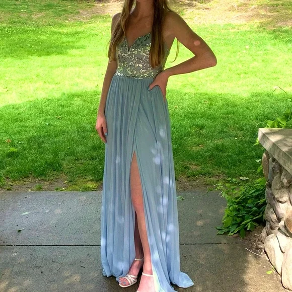 Prom dress - Picture 2 of 5